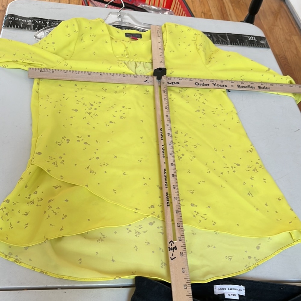 Vince Camuto size XXS yellow print v-neck silky blouse 3/4 bell sleeve - Picture 10 of 15